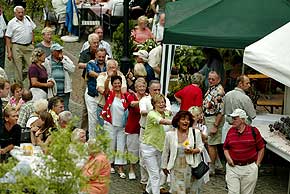 Polonaise beim Weinfest auf dem Marktplatz in Oberwesel am Rhein,  2004 Foto Bernd Thierolf